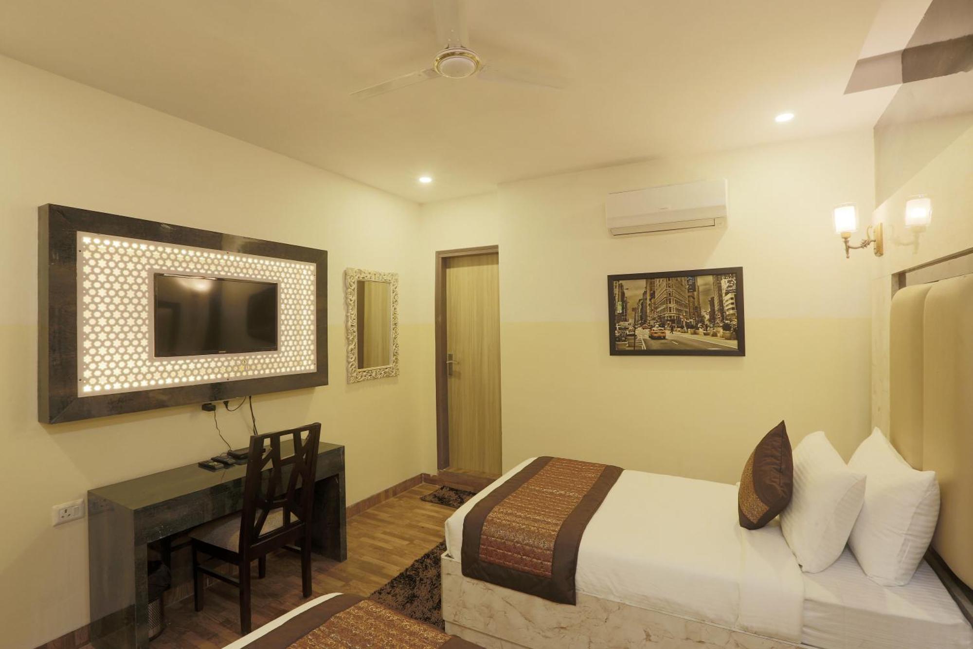 Bed and Breakfast Plazzo Prime Plaza At Delhi Airport Neu-Delhi Exterior foto