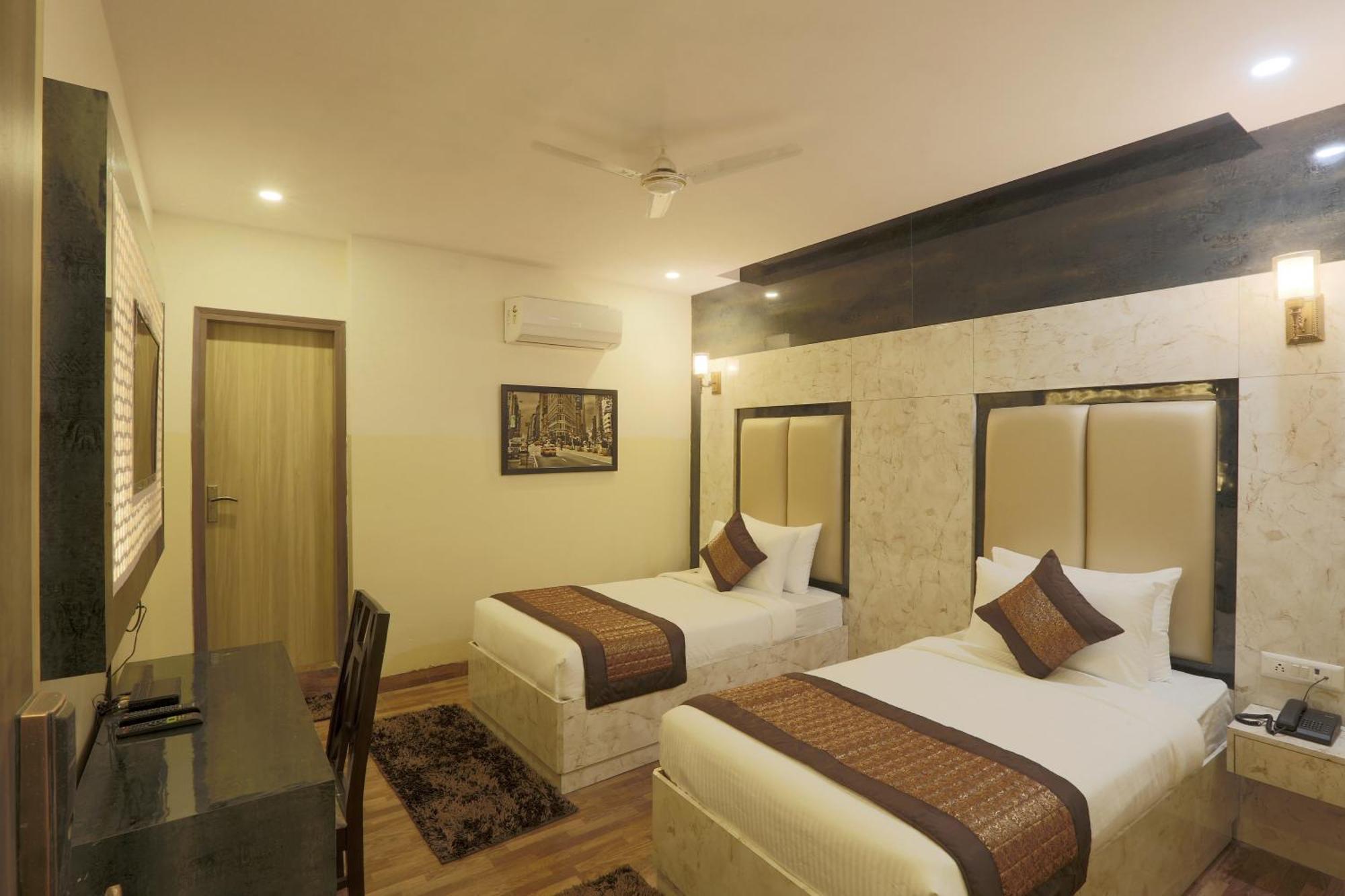 Bed and Breakfast Plazzo Prime Plaza At Delhi Airport Neu-Delhi Exterior foto